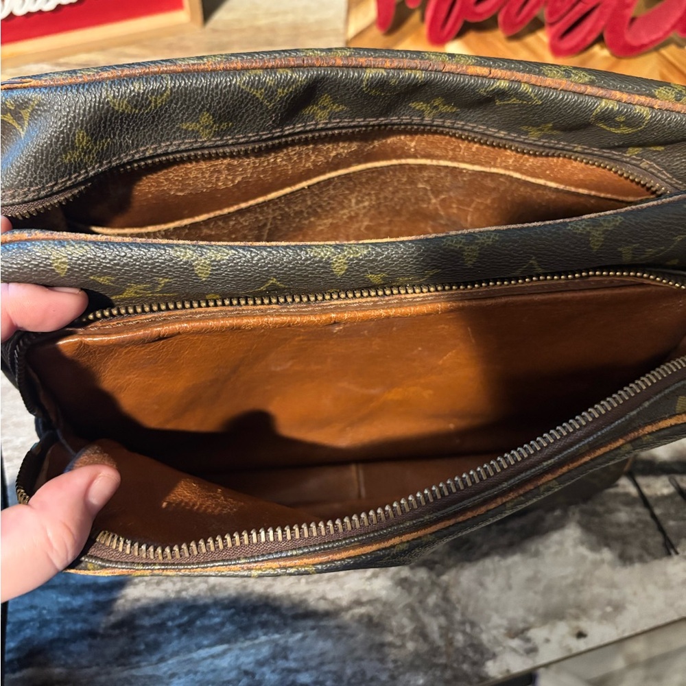 Louis Vuitton Monogram Canvas Bag with Brown Interior - Picture 4 of 11